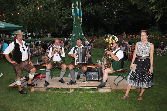 Trachtenfreitag zur Musik des Oberland Trios im Pop-Up Biergarten im Nußbaumpark (©Foto: Martin Schmitz)